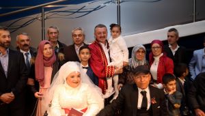 Engelli çiftin gelin arabası “Engelsiz Taksi” oldu