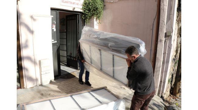 Evi yanan ailenin yardıma Büyükşehir koştu