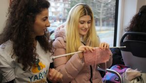 Farkındalık için tramvayda örgü ördüler