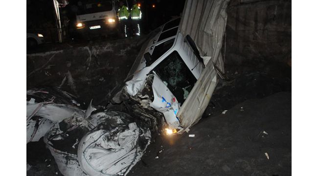 Gebze'de şüpheliler polis aracına çarptı