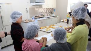 KO-MEK yetimin başını okşadı, bağrına bastı