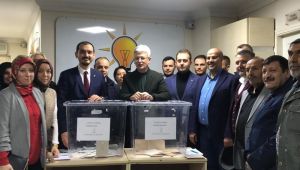 Mehmet Ellibeş sandığa yaslanarak açıkladı