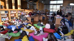 Minikler anneleriyle birlikte kitap okudu