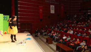 Miniklerin tiyatro keyfi