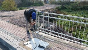 Salim Dervişoğlu Caddesi’nde ferforje korkuluk imalatı yapılıyor