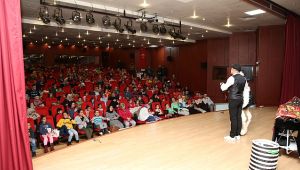 Çayırovalı çocukların kuklalı eğlencesi