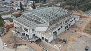 Darıca’nın dev spor salonunda çelik çatı tamamlanıyor