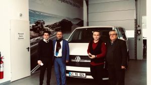 Hakan Çil'den anne ve babasına araba jesti