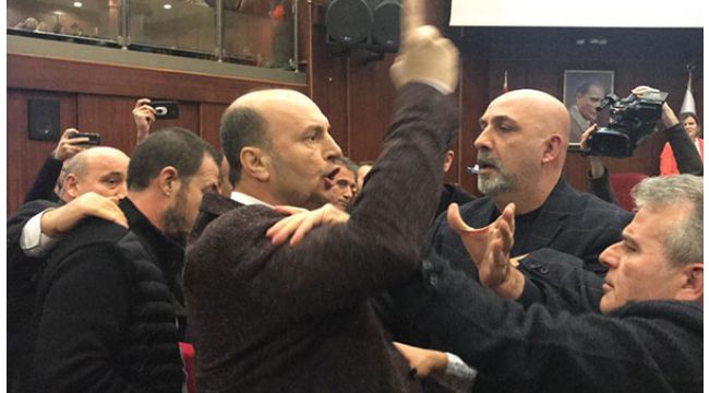 İzmit Belediye Meclisi karıştı