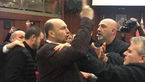 İzmit Belediye Meclisi karıştı