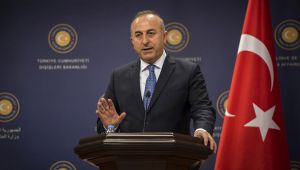 Mevlüt Çavuşoğlu'ndan ırkçı Yunan'a bayrak tepkisi!