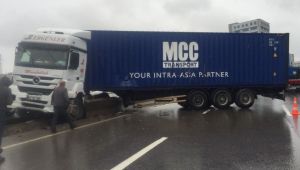 Rampa aşağı inerken beton bariyere girdi