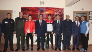 Şampiyon öğrenciler Kaymakam Güler'i ziyaret etti