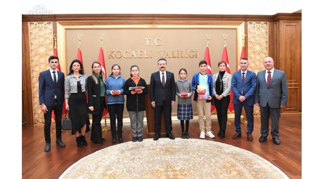 Vali Aksoy dereceye giren öğrencileri ödüllendirdi