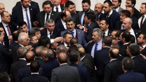 AK Parti ve İYİ Partililer birbirine girdi