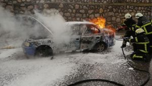 Alev alev yanan LPG’li otomobil küle döndü