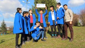 Beyaz Kalpler öğrencileri güneş enerjisiyle telefon şarj etti