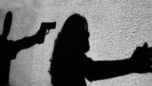 Annesini yatağında silahla vurarak öldürdü