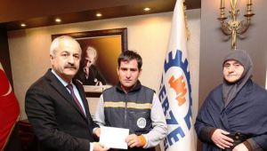 Büyükgöz temizlik işçisini ödüllendirdi