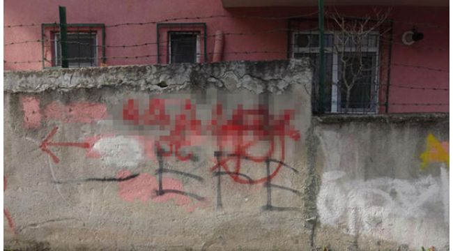 Cinsel organı resimleri çizdiler mahalleli ayağa kalktı!