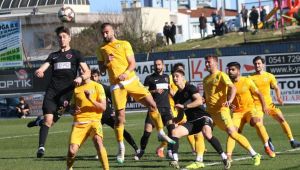 Darıca GB ve Gölcüksporlu futbolcular birbirine girdi