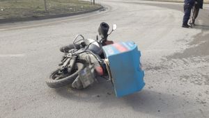 Dilovası'nda kurye ile otomobil çarpıştı