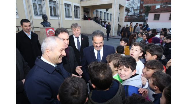 Güler ve Büyükgöz bayrak törenine katıldı