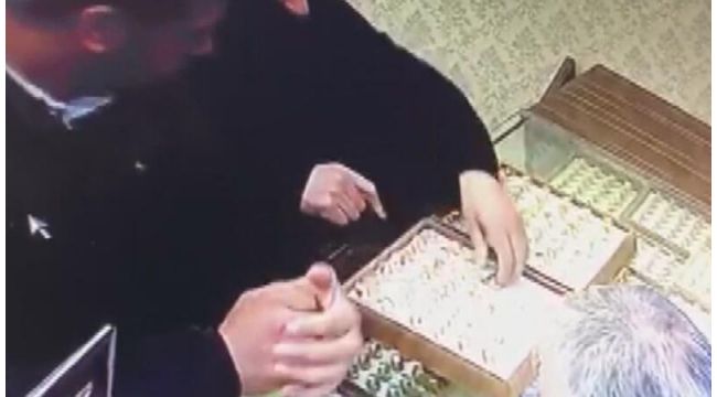 Hediye alma bahanesiyle 5 bin TL'lik yüzük çaldılar!