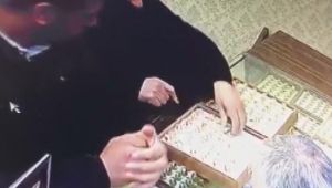 Hediye alma bahanesiyle 5 bin TL'lik yüzük çaldılar!