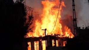 İki çocuğunu yanan evden kurtardı!