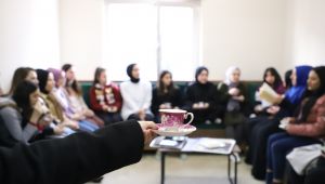 Kahve eşliğinde muhabbet ediyorlar