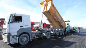 Kamyoncular garajında asfalt serim çalışmaları