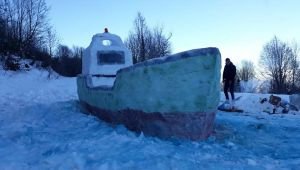 Kardan gemi yapıp güvertesinde fotoğraf çektirdiler