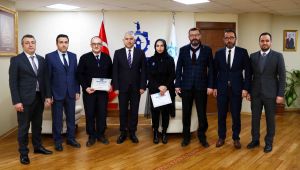 Kocaeli'de kaybolan cüzdanı Hatay'dan gelen mesajla sahibine ulaştırdılar