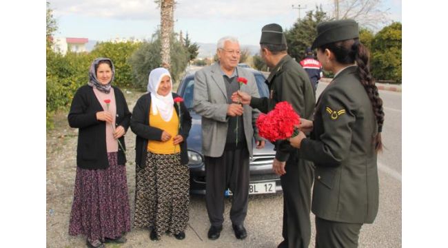 Kocaeli Jandarma ekipleri ceza yerine karanfil dağıttı