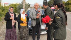 Kocaeli Jandarma ekipleri ceza yerine karanfil dağıttı