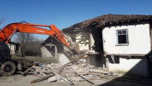 Körfez’de orta hasarlı 5 bina yıkıldı
