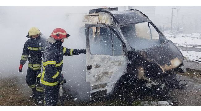 Minibüs cayır cayır yandı