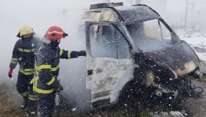 Minibüs cayır cayır yandı