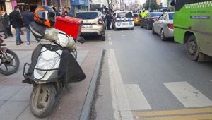 Motosiklet kadına çarptı