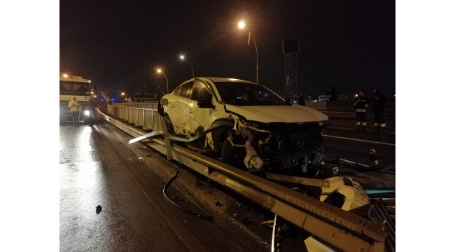 Otomobil bariyerlere çarptı: 1 yaralı