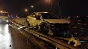 Otomobil bariyerlere çarptı: 1 yaralı