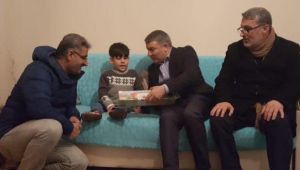 Şayir yürüyemeyen çocuğa umut oldu