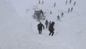Van'da kurtarma ekiplerinin üzerine çığ düştü! Onlarca kişi hayatını kaybetti