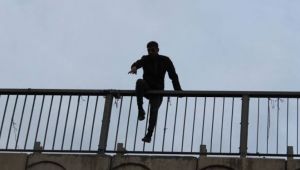 Viyadükten atlamak istedi, vatandaşlar kurtardı