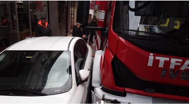 Yangına giden itfaiye araçları hatalı parklardan sokağa giremedi