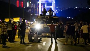 Yeni bir darbenin ayak sesleri her yerden işitiliyor