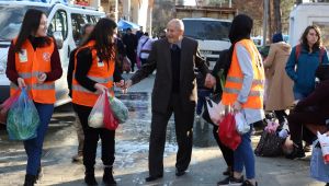 Yükünü taşıyamayan kim varsa ellerinden alıp taşıdılar