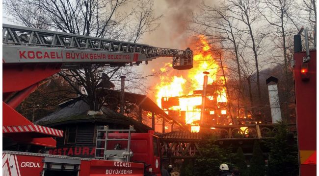 4 katlı bina alev alev yanıyor