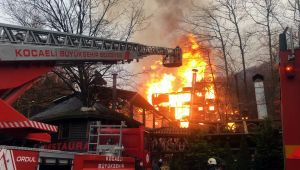 4 katlı bina alev alev yanıyor